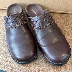 WOMEN’S CLARKS BROWN CLOGS